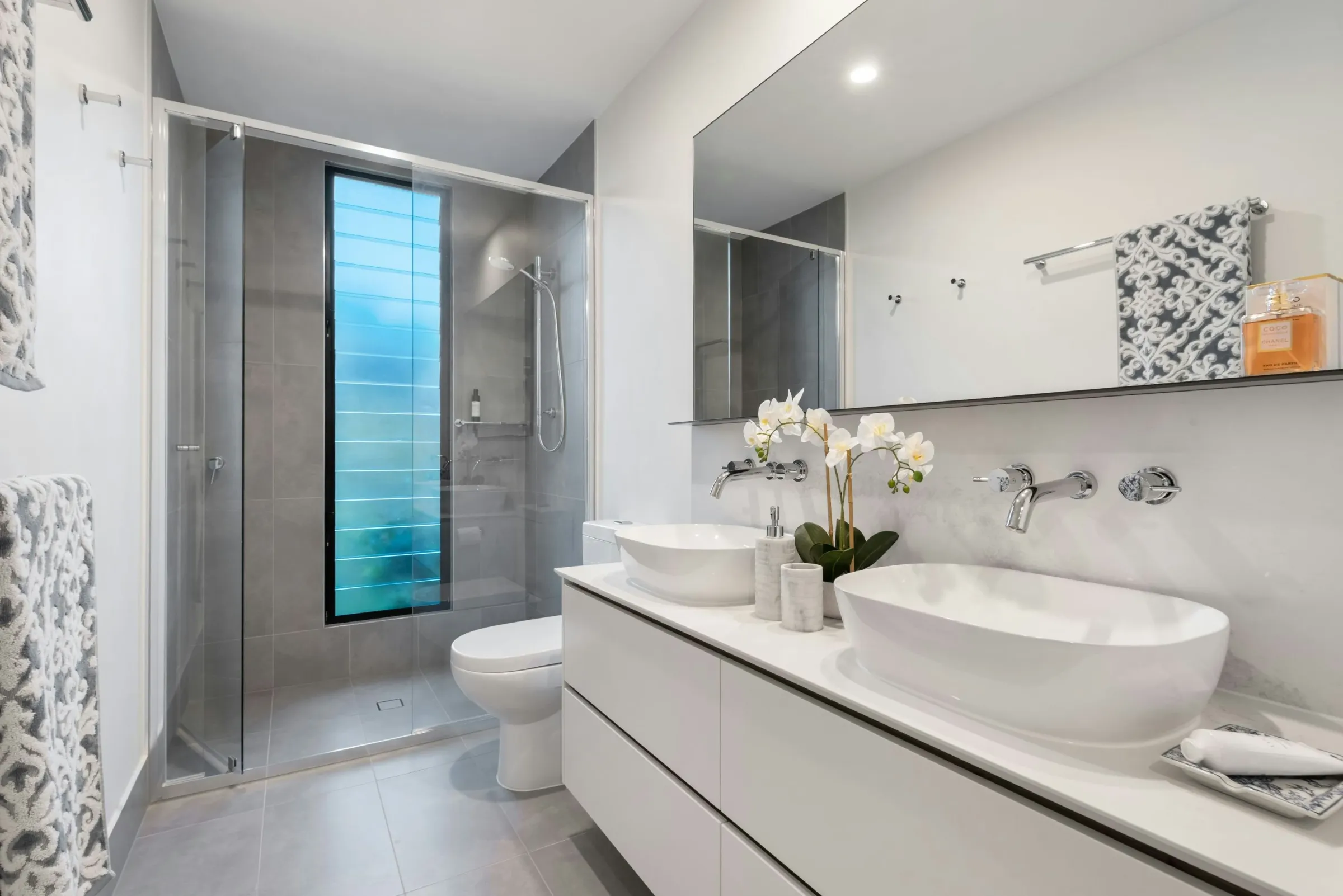 Modernes Badezimmer von Valentin JR